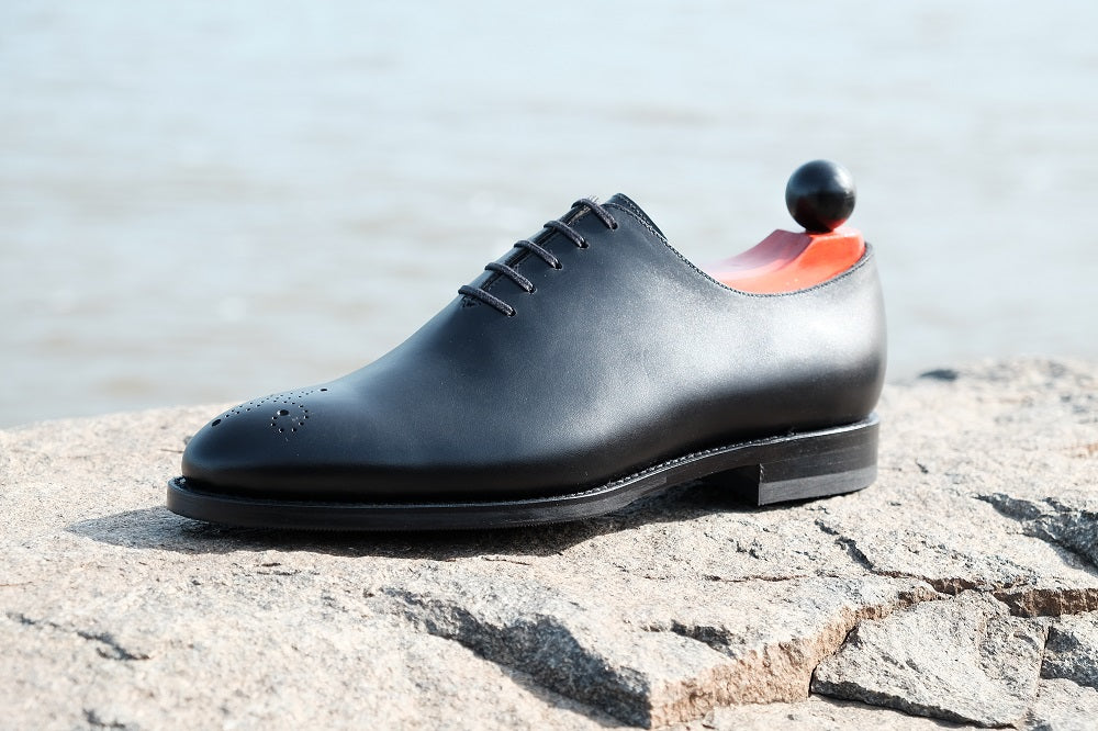 Crescent - Black Calf leather, elegant and versatile