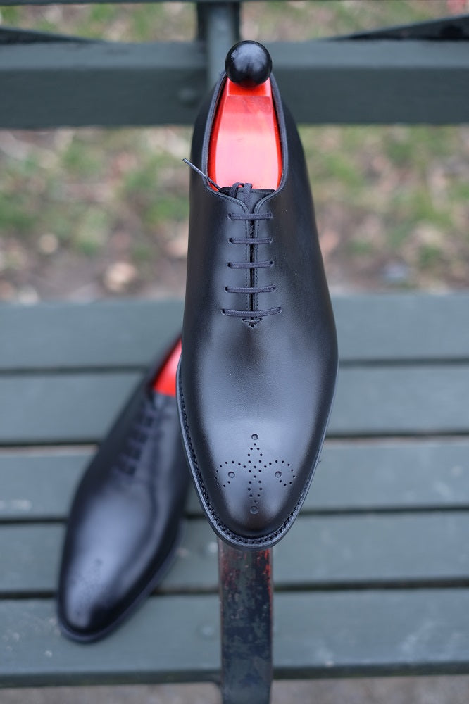 Crescent - Black Calf leather, elegant and versatile