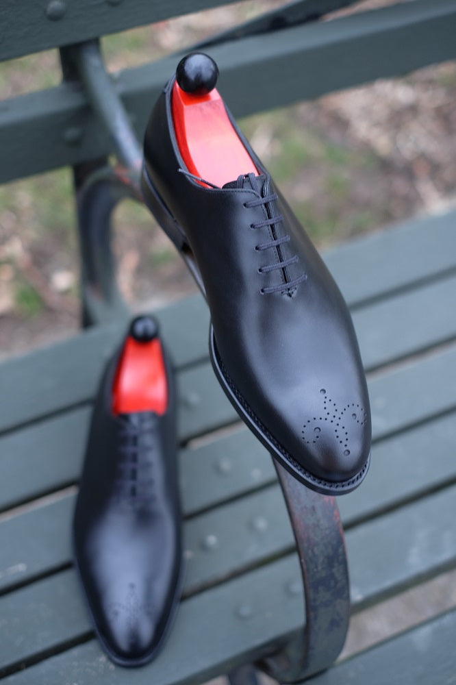 Crescent - Black Calf leather, elegant and versatile