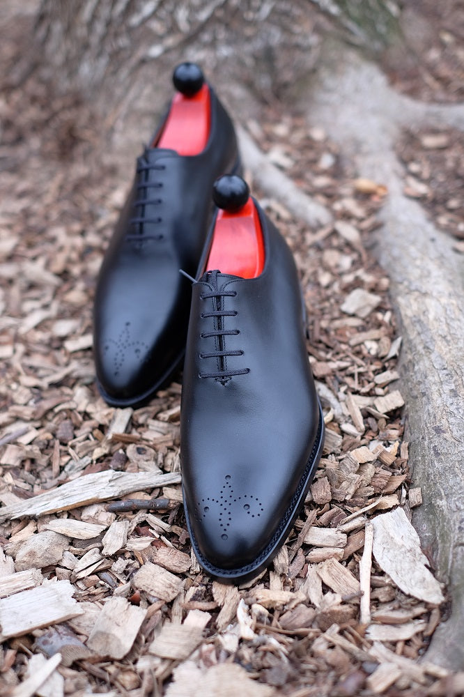 Crescent - Black Calf leather, elegant and versatile