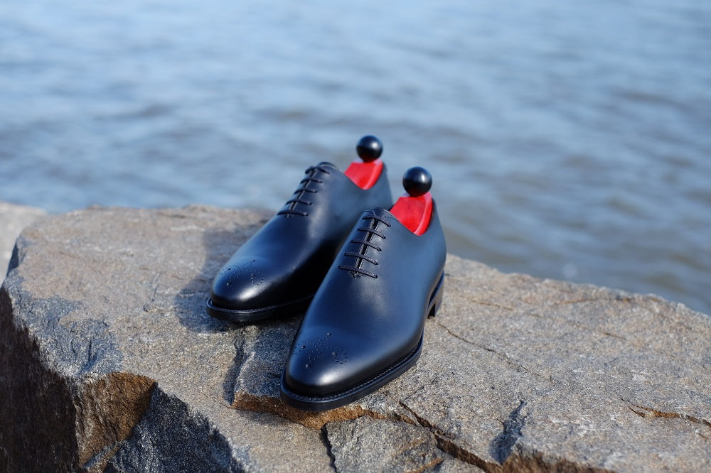 Crescent - Black Calf leather, elegant and versatile