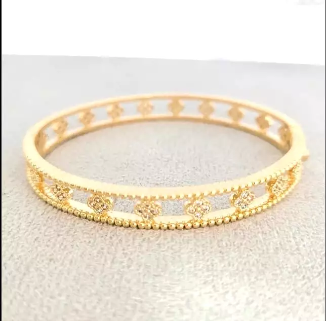 Women's high-quality zircon star bracelet for a luxurious and fashionable look.