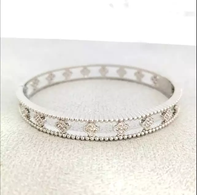 Women's high-quality zircon star bracelet for a luxurious and fashionable look.